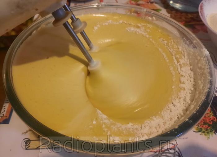 всыпаем порциями муку