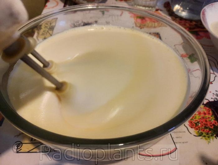 взбиваем яйца с сахаром